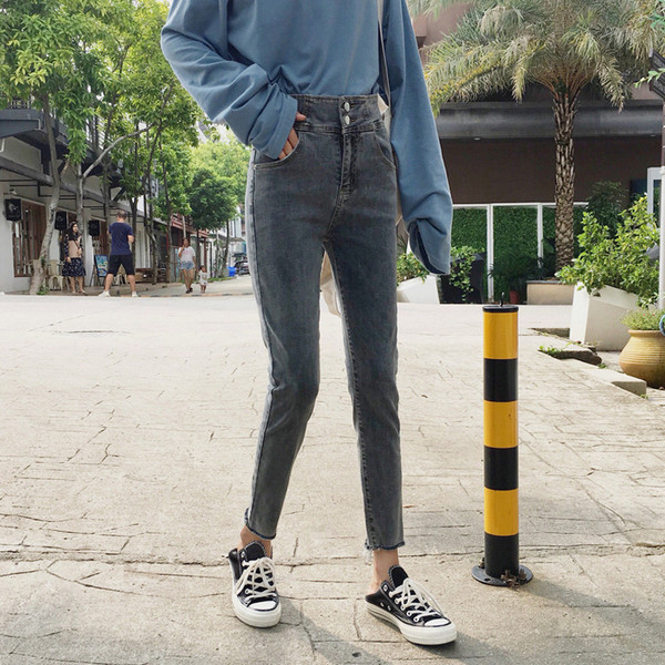 Női testhezálló, világos színű farmernadrág, magas derékkal