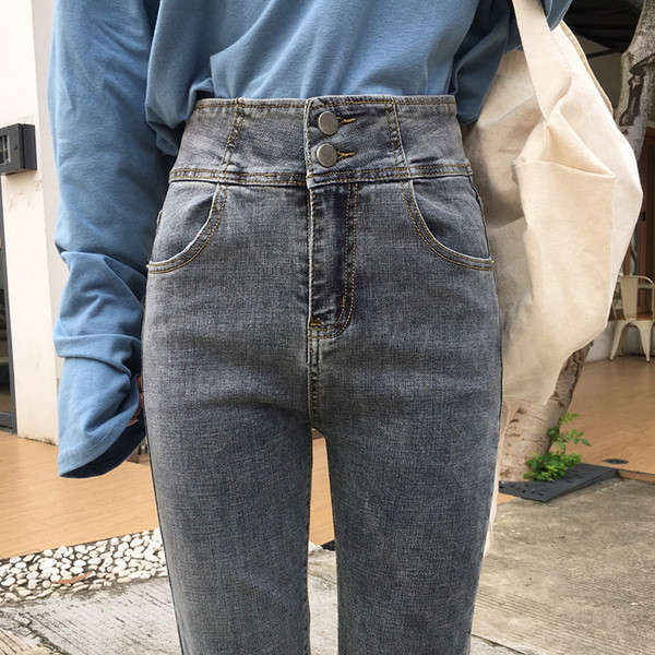 Női testhezálló, világos színű farmernadrág, magas derékkal