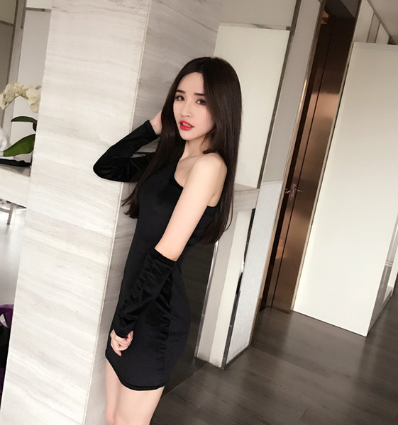 Egy ujjú női ruha fekete színben