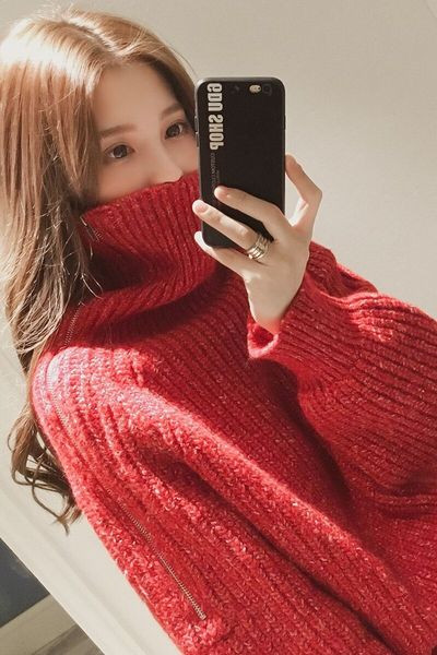 Női téli pulóver magas gallérral, piros színű cipzáros elemmel