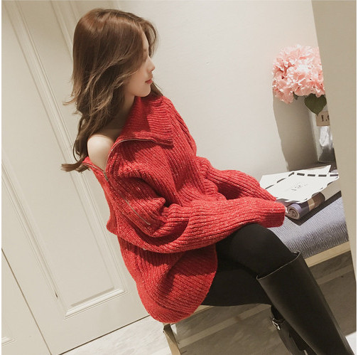 Női téli pulóver magas gallérral, piros színű cipzáros elemmel