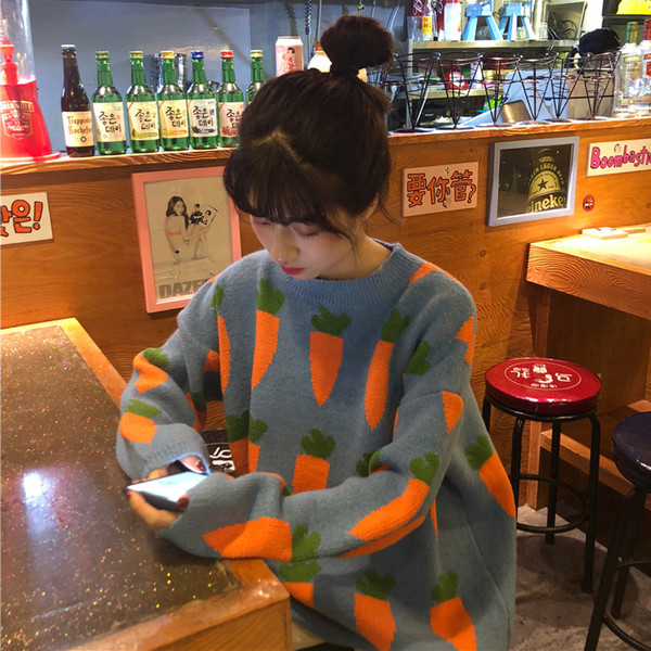 Alkalmi női pulóver színes hímzéssel, hosszú mintával