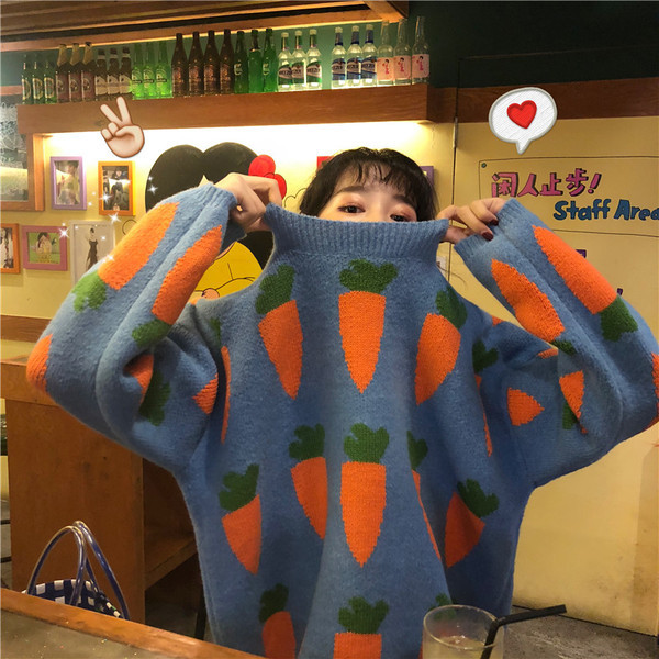 Alkalmi női pulóver színes hímzéssel, hosszú mintával