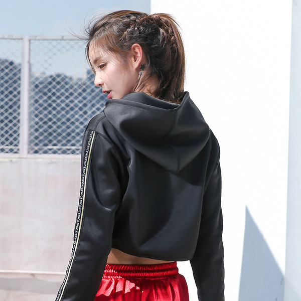 Rövid női pulóver kapucnival és feliratokkal három színben