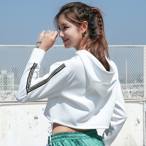 Rövid női pulóver kapucnival és feliratokkal három színben