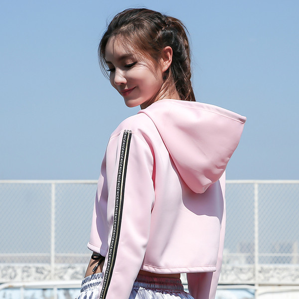 Rövid női pulóver kapucnival és feliratokkal három színben