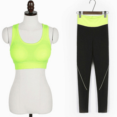 Női sportcsapat melltartóval és leggingssel