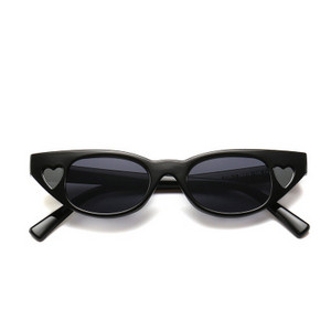 Modern női szemüveg színes kerettel és sötét szemüveggel