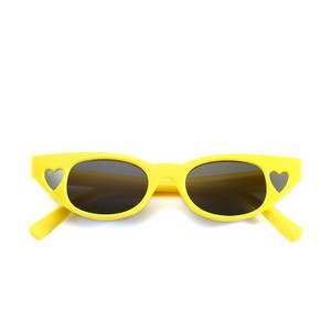 Modern női szemüveg színes kerettel és sötét szemüveggel