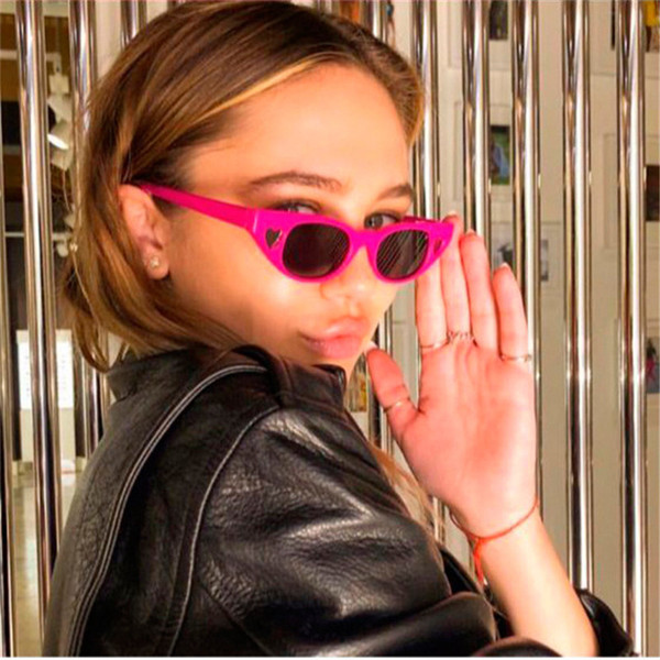 Modern női szemüveg színes kerettel és sötét szemüveggel