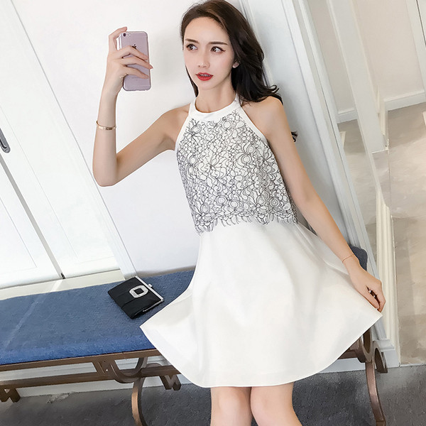 Stílusos női ruha szabású modell csipke elemmel