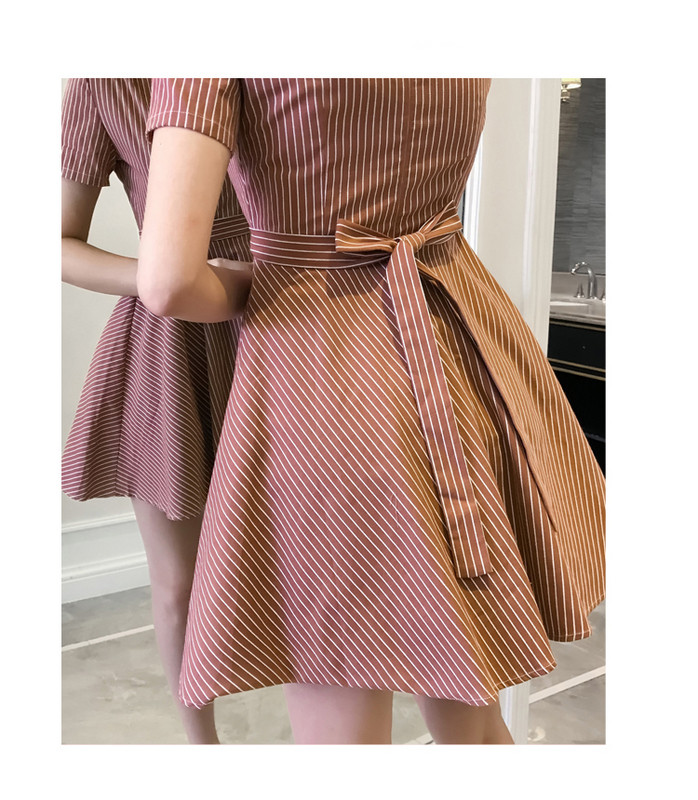 Stílusos, rövid ujjú női ruhamodell