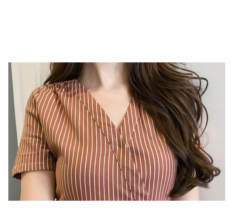 Stílusos, rövid ujjú női ruhamodell