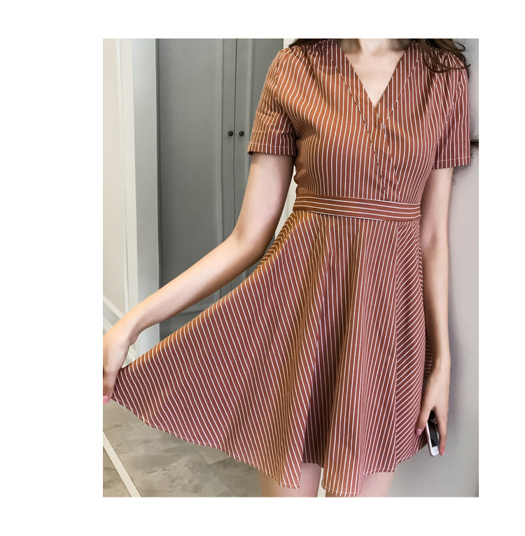 Stílusos, rövid ujjú női ruhamodell