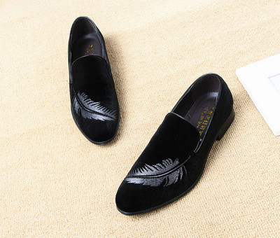 Ανδρικά μοντέρνα μοκασίνια  με κεντήματα σε μαύρο χρώμα