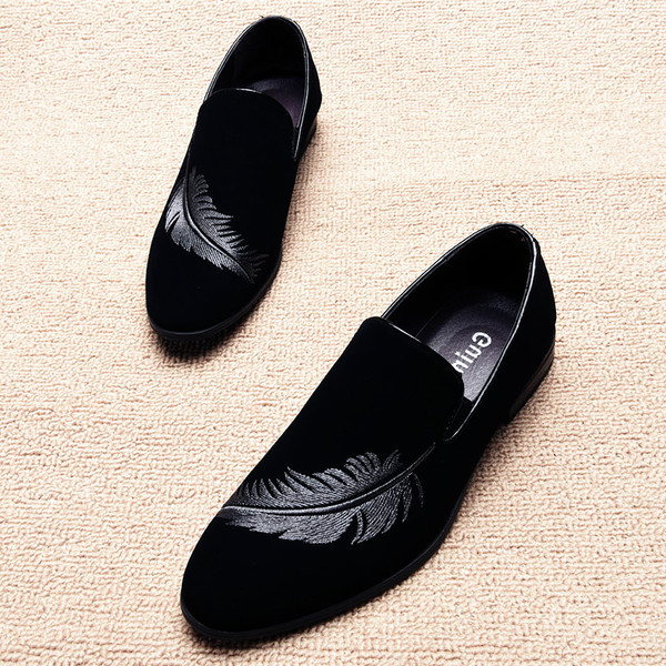Ανδρικά μοντέρνα μοκασίνια  με κεντήματα σε μαύρο χρώμα