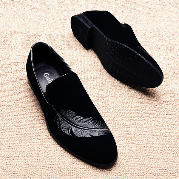 Ανδρικά μοντέρνα μοκασίνια  με κεντήματα σε μαύρο χρώμα