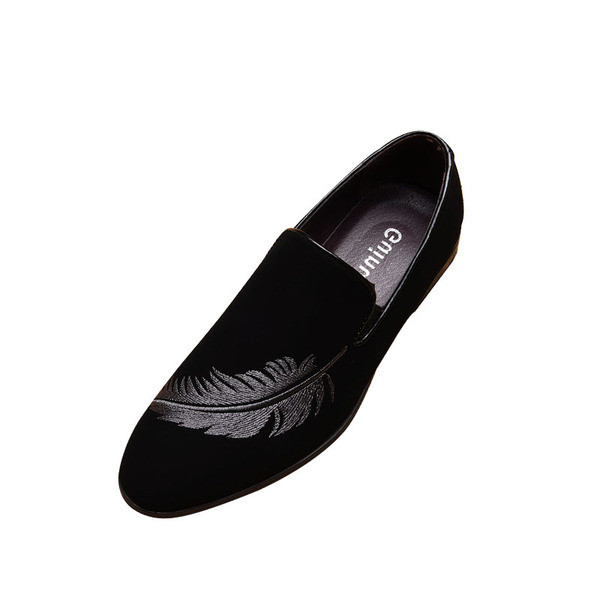 Ανδρικά μοντέρνα μοκασίνια  με κεντήματα σε μαύρο χρώμα