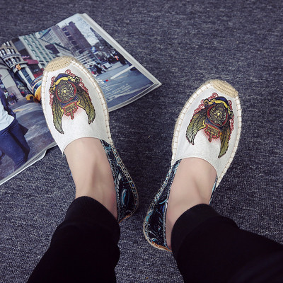 Öko bőrből készült férfi mokaszinok fehér színben