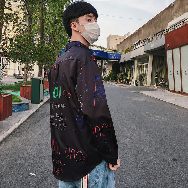 Modern férfi ing fekete-fehér felirattal