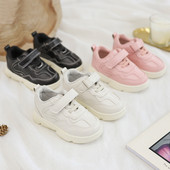 Modern gyerek tornacipő durva talppal, több színben matricával