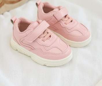 Modern gyerek tornacipő durva talppal, több színben matricával