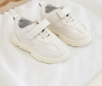 Modern gyerek tornacipő durva talppal, több színben matricával