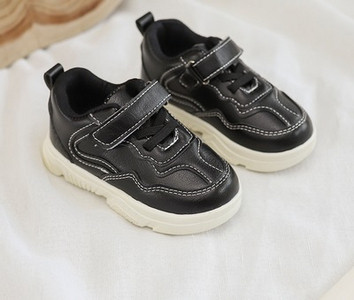 Modern gyerek tornacipő durva talppal, több színben matricával