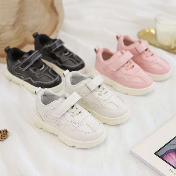 Modern gyerek tornacipő durva talppal, több színben matricával