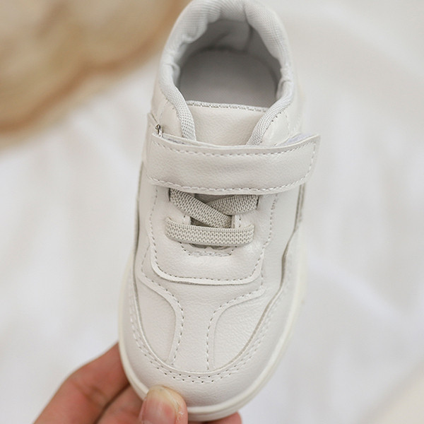 Modern gyerek tornacipő durva talppal, több színben matricával