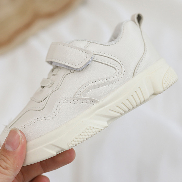 Modern gyerek tornacipő durva talppal, több színben matricával