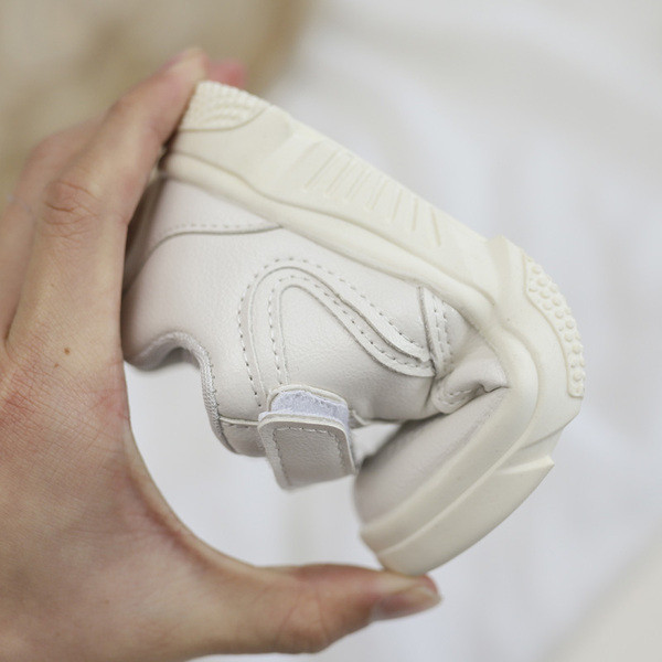 Modern gyerek tornacipő durva talppal, több színben matricával