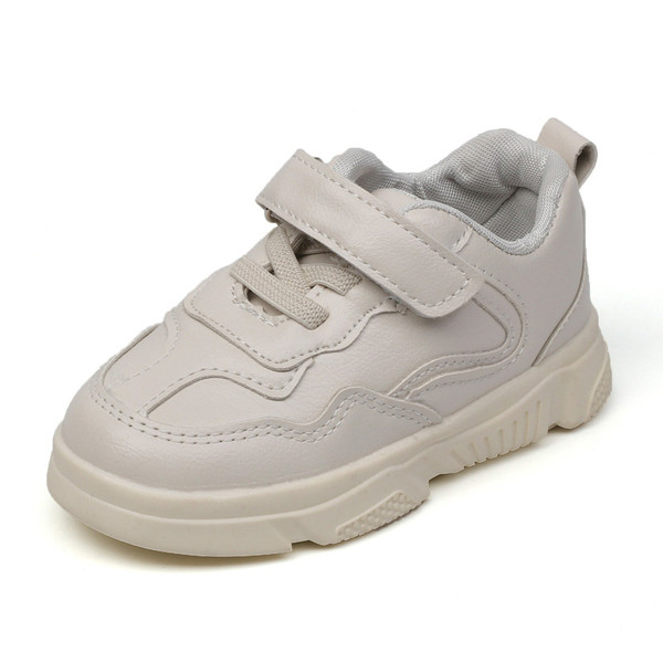 Modern gyerek tornacipő durva talppal, több színben matricával