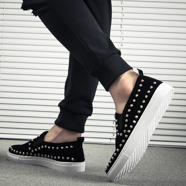 Μοντέρναανδρικά μοκασίνια  με μεταλλικά τρουξ σε διάφορα χρώματα