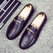 Κομψά  ανδρικά μοκασίνια με μεταλλικό στοιχείο σε μαύρο και καφέ χρώμα