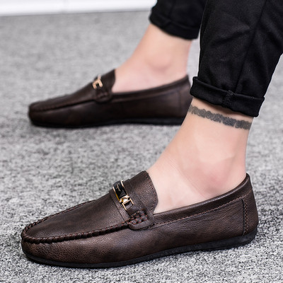 Κομψά  ανδρικά μοκασίνια με μεταλλικό στοιχείο σε μαύρο και καφέ χρώμα