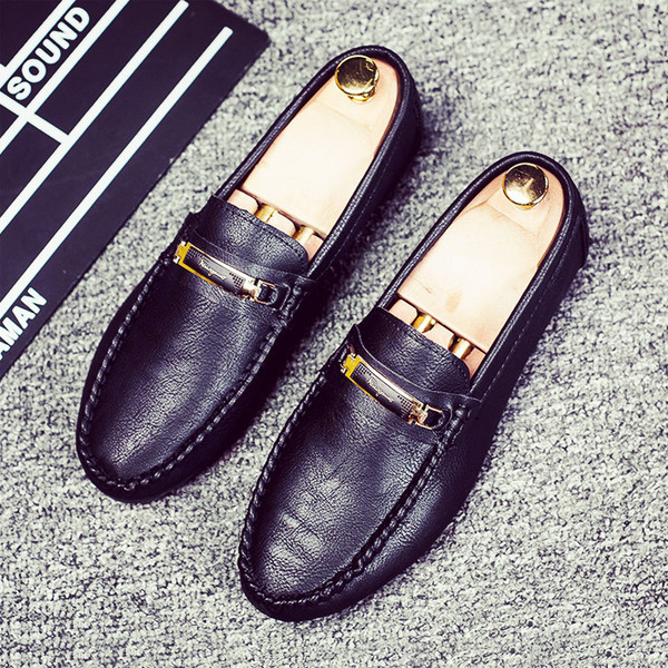 Κομψά  ανδρικά μοκασίνια με μεταλλικό στοιχείο σε μαύρο και καφέ χρώμα