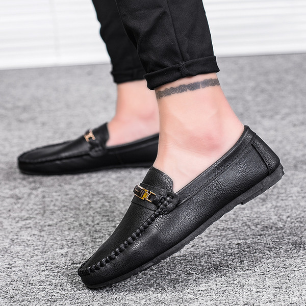 Κομψά  ανδρικά μοκασίνια με μεταλλικό στοιχείο σε μαύρο και καφέ χρώμα