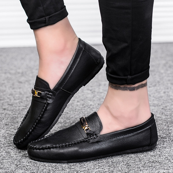 Κομψά  ανδρικά μοκασίνια με μεταλλικό στοιχείο σε μαύρο και καφέ χρώμα