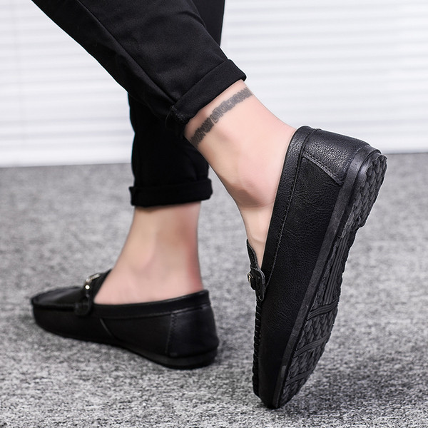 Κομψά  ανδρικά μοκασίνια με μεταλλικό στοιχείο σε μαύρο και καφέ χρώμα