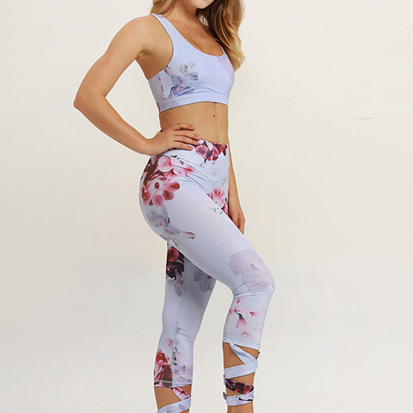 Női sportcsapat melltartó + ék fehér színben, virágmintával