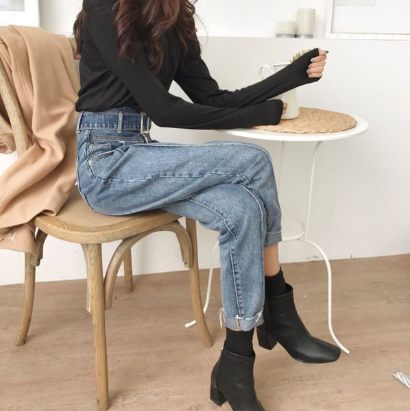 Άνετα γυναικεία τζιν παντελόνια σε ανοιχτό χρώμα