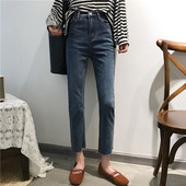 Sötét színű, testre szabott női farmer