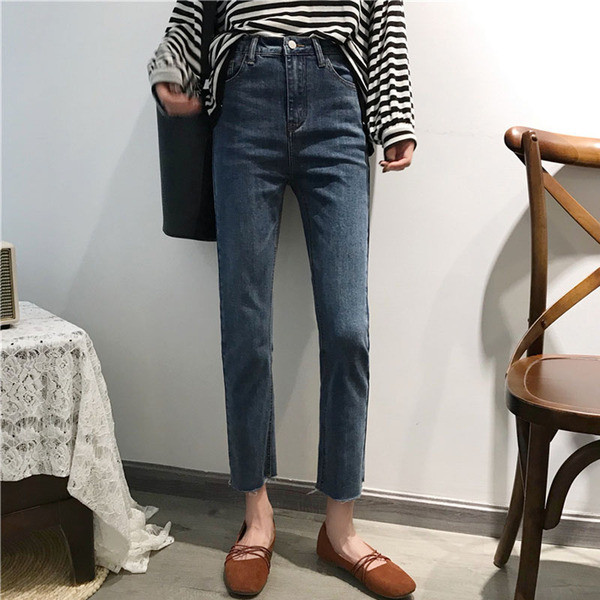 Sötét színű, testre szabott női farmer