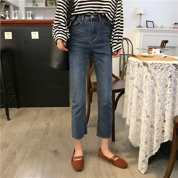 Sötét színű, testre szabott női farmer