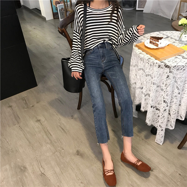 Sötét színű, testre szabott női farmer