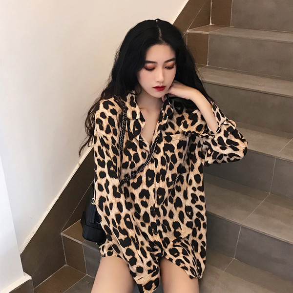 Γυναικεία πουκάμισο σε λεοπάρδαλη εκτύπωση - ευρύ μοτίβο