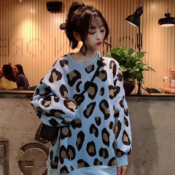 Modern női pulóver - széles, leopárdmintás modell