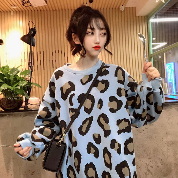 Modern női pulóver - széles, leopárdmintás modell