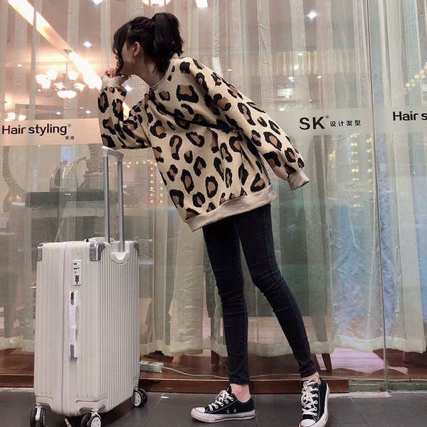 Modern női pulóver - széles, leopárdmintás modell